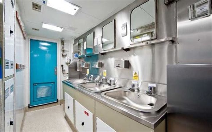 Do submariners shower?