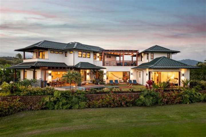 Do you own the land when you buy a house in Hawaii?