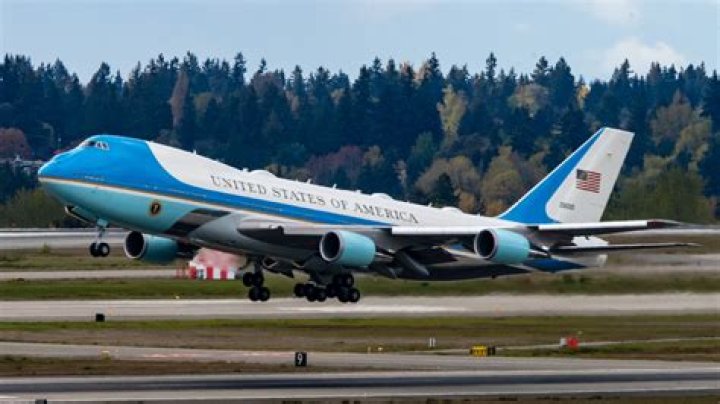 Does Air Force One carry a helicopter?