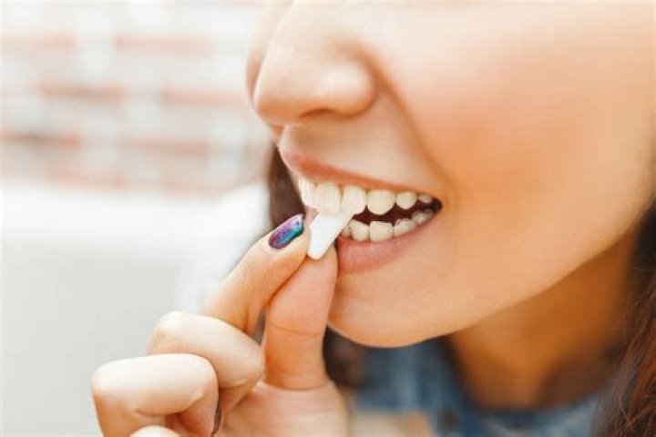 Does chewing gum make your teeth whiter?