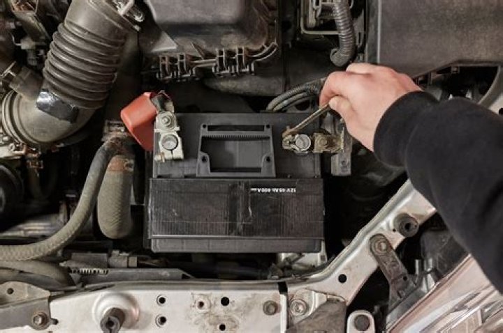 Does disconnecting car battery stop it going flat?