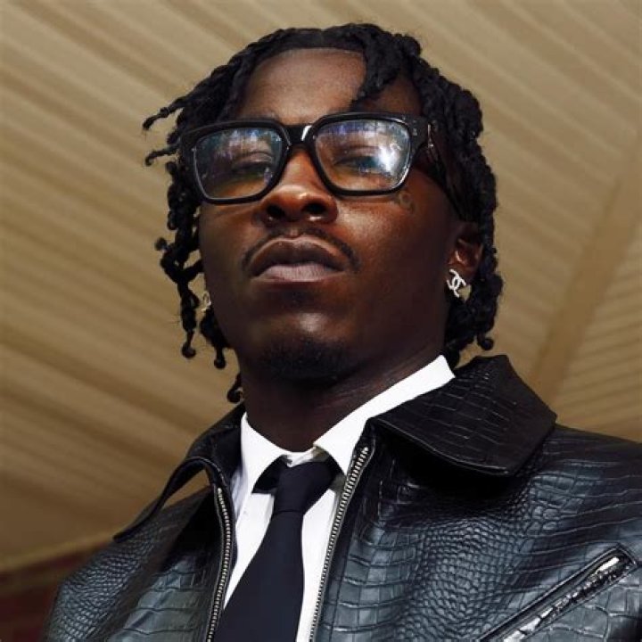 Does Nino Nakano wear glasses?