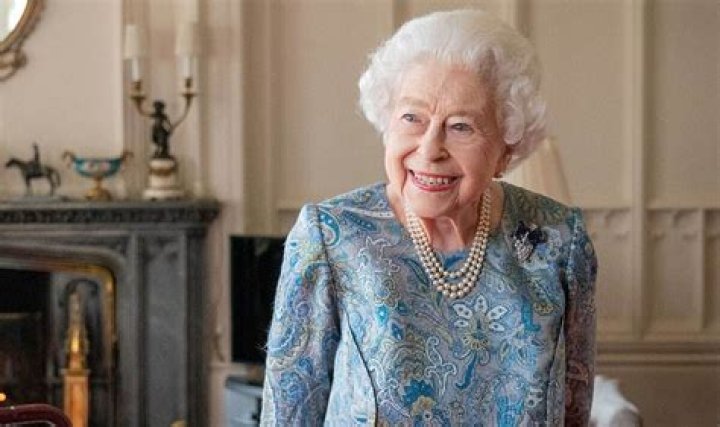 Does The Queen still knight?