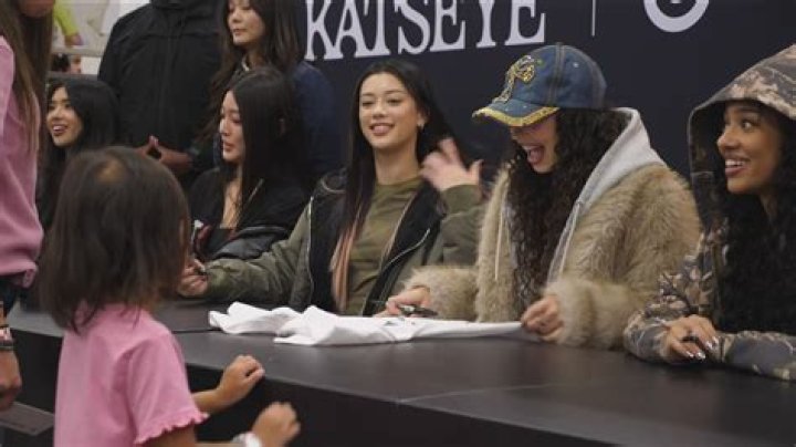 How many BLACKPINK fans are there in the world 2021?