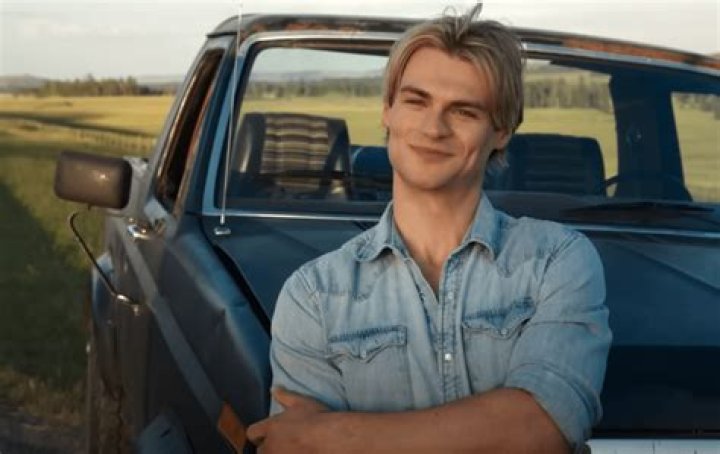 How tall is Cole from The Originals?