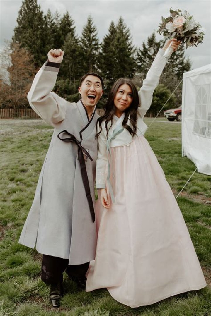 Is it OK to wear red to a Korean wedding?