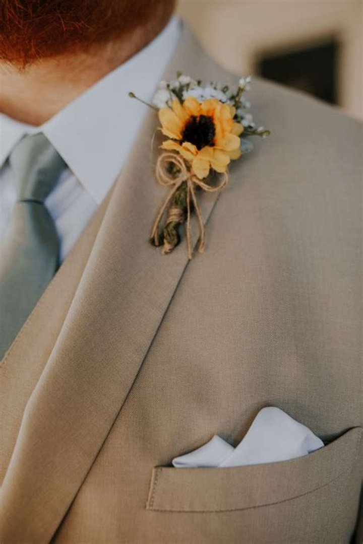 What color should the boutonniere be?