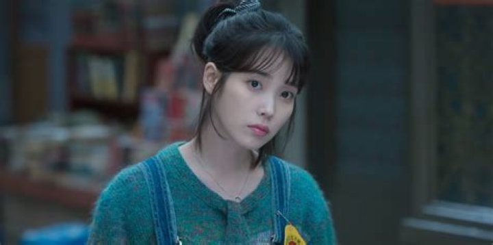 When was IU born?