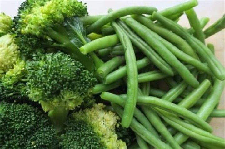 Which is healthier green beans or broccoli?