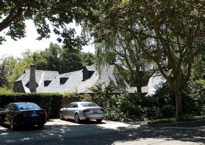 Who lives in Steve Jobs house now?