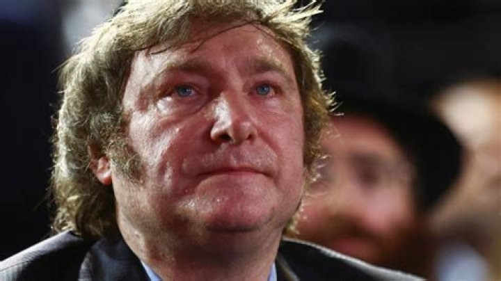 Why does della burst into tears?